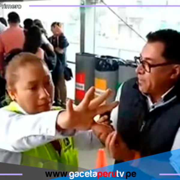 Periodista Adolfo Bolívar es retirado de estación Los Incas del Metropolitano 