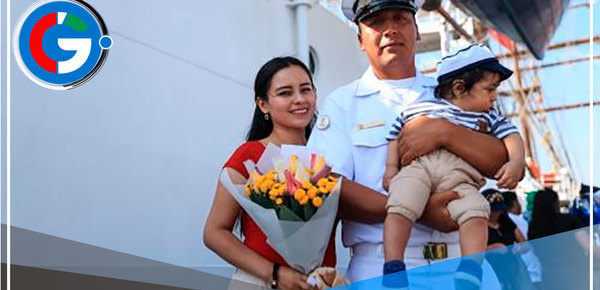 Marinos conocen a sus hijos después de 317 días en el mar 