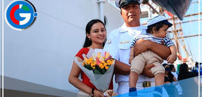 Marinos conocen a sus hijos después de 317 días en el mar 