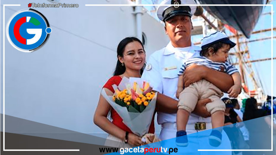 Marinos conocen a sus hijos después de 317 días en el mar 