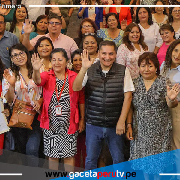 Alcalde de Comas entrega resoluciones a directivos escolares en acto protocolar