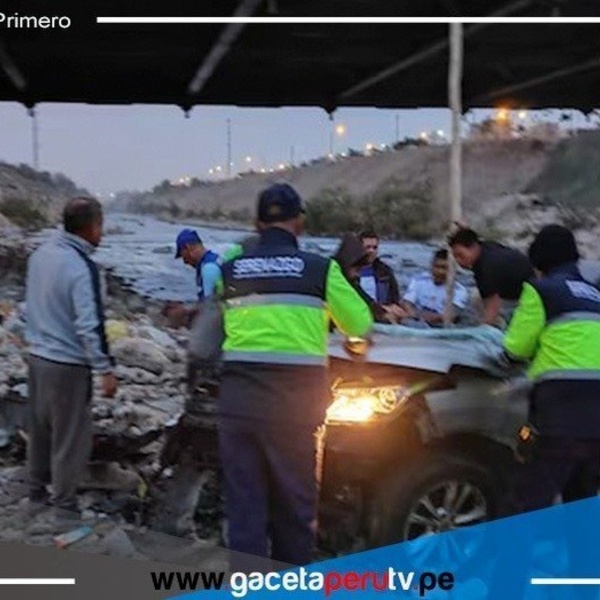 Camioneta se despista y cae al Río Rímac