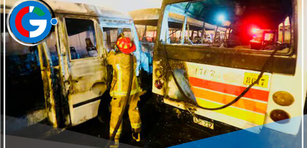 Más de 20 vehículos calcinados tras incendio en San Juan de Miraflores