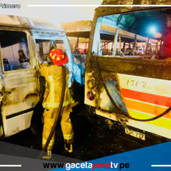 Más de 20 vehículos calcinados tras incendio en San Juan de Miraflores