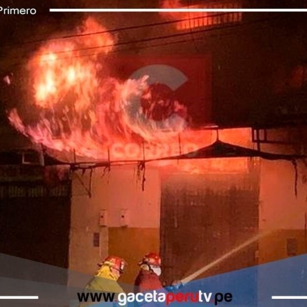 Incendio arrasa puestos de comerciantes en Piura