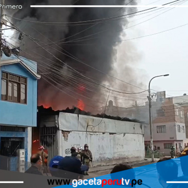 Depósito de insumos de calzado en San Martín de Porres fue consumido por un incendio