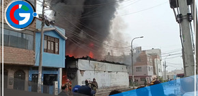 Depósito de insumos de calzado en San Martín de Porres fue consumido por un incendio