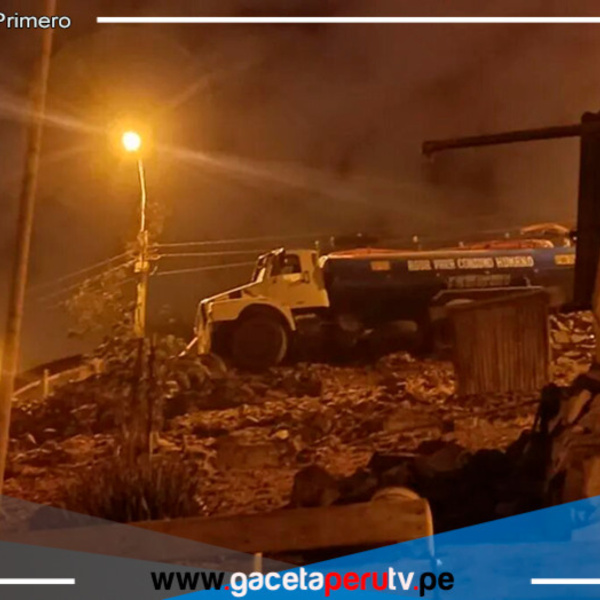 Un camión cisterna se despistó y quedó a punto de caer sobre una casa 
