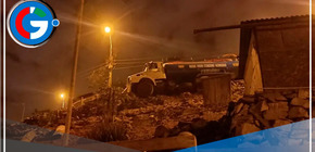 Un camión cisterna se despistó y quedó a punto de caer sobre una casa 