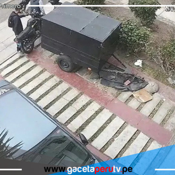 Se llevan motocicleta en plena avenida