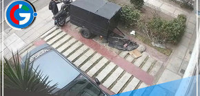 Se llevan motocicleta en plena avenida