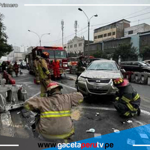 Vehículo vuelca en la Avenida Abancay