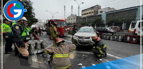 Vehículo vuelca en la Avenida Abancay