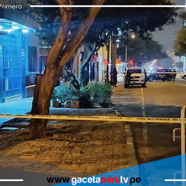 Dejan una granada frente a una bodega