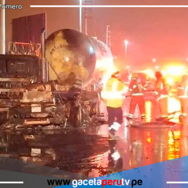 Camiones cisterna cargados de combustible se incendian tras choque en Chilca