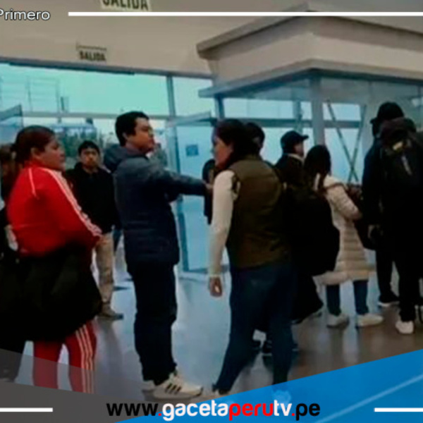 Pasajeros reclaman que LATAM aún no reprograma sus vuelos cancelados