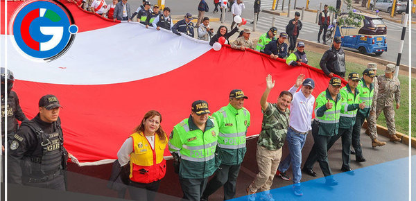 Alcalde de Comas y comunidad celebran con fervor patriótico el Día de la Bandera