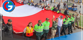 Alcalde de Comas y comunidad celebran con fervor patriótico el Día de la Bandera