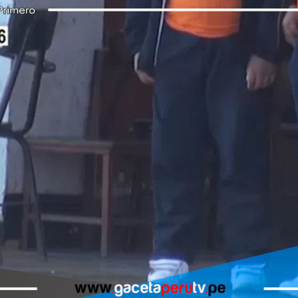Estudiantes se pelean frente a su colegio 