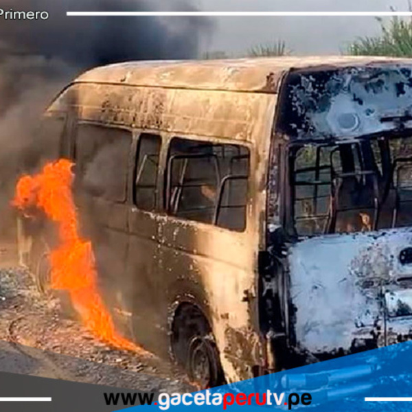 Tres delincuentes roban a 15 pasajeros de una combi y luego incendian vehículo