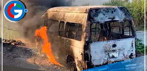 Tres delincuentes roban a 15 pasajeros de una combi y luego incendian vehículo