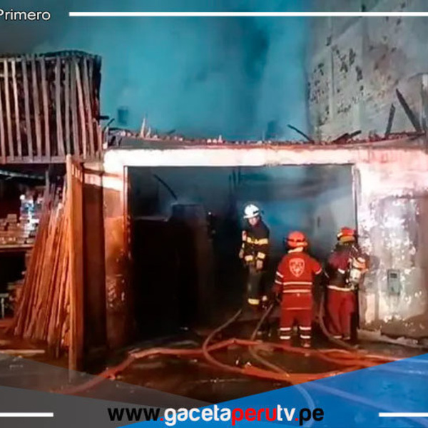 Incendio de gran magnitud consume depósito de madera y afecta viviendas en Carabayllo