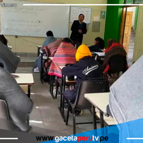Huancavelica: escolares estudian abrigados con frazadas