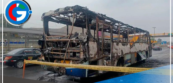 Bus de transporte público se incendia frente a la UNI