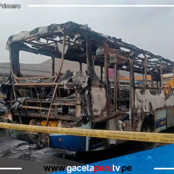 Bus de transporte público se incendia frente a la UNI