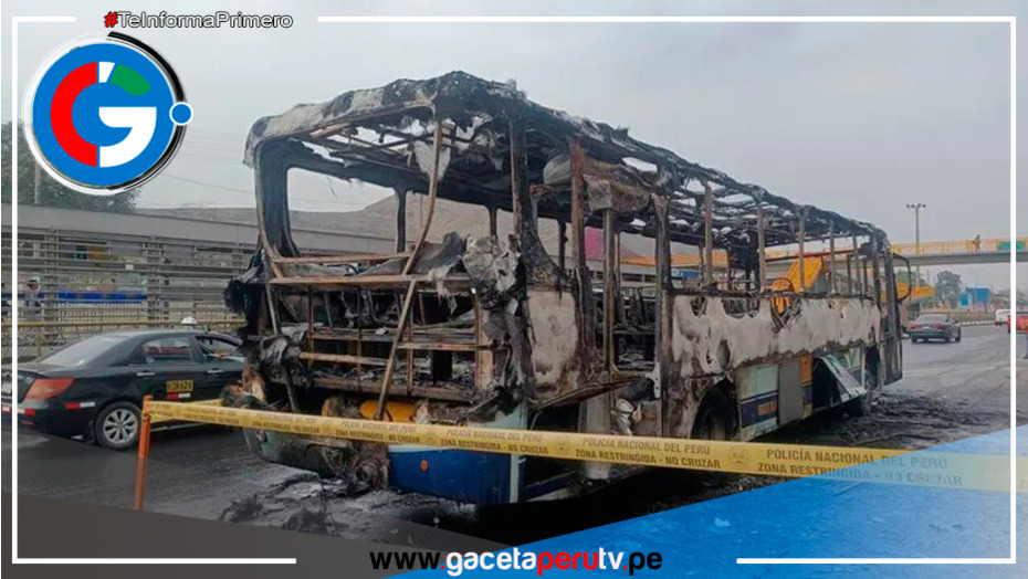 Bus de transporte público se incendia frente a la UNI