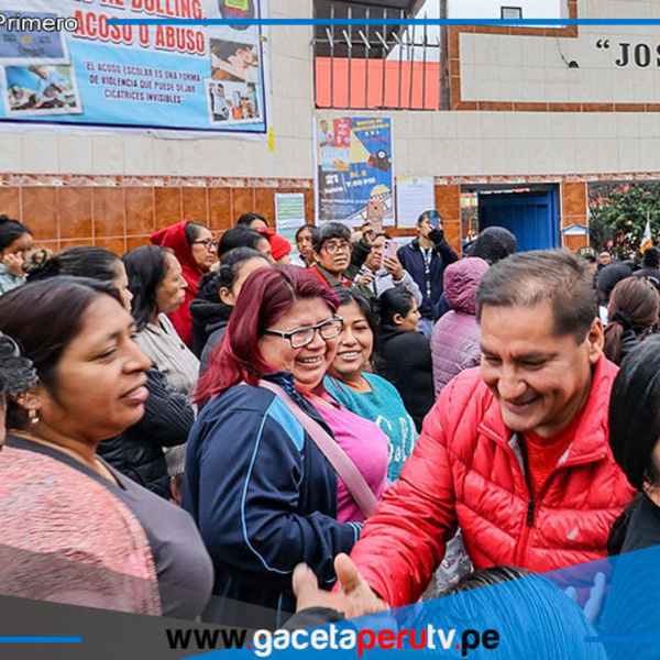 Alcalde de Comas visita colegios y promueve desfile cívico escolar