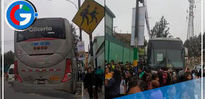 Bus de la policía permanece abandonado frente a un centro educativo