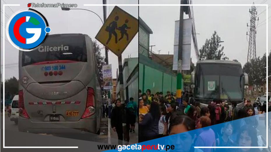 Bus de la policía permanece abandonado frente a un centro educativo