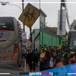 Bus de la policía permanece abandonado frente a un centro educativo