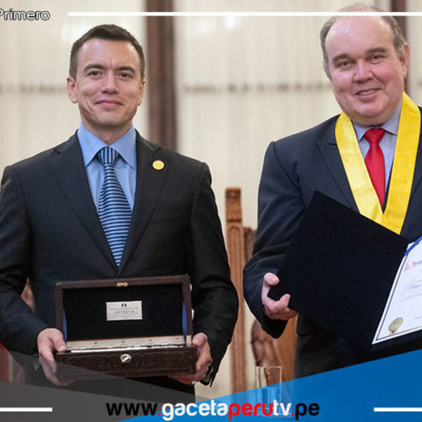 Presidente de Ecuador recibe llaves de ciudad de Lima 