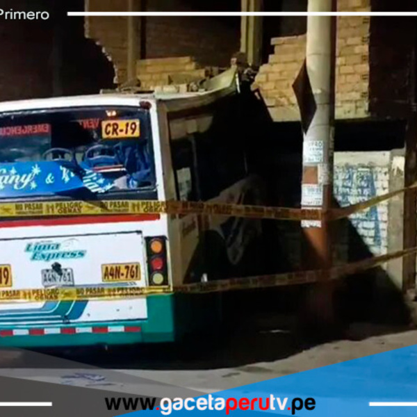 Bus se desengancha y causa daños materiales en una vivienda