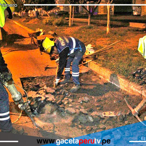 Reparan huecos en pistas en diferentes distritos de Lima 