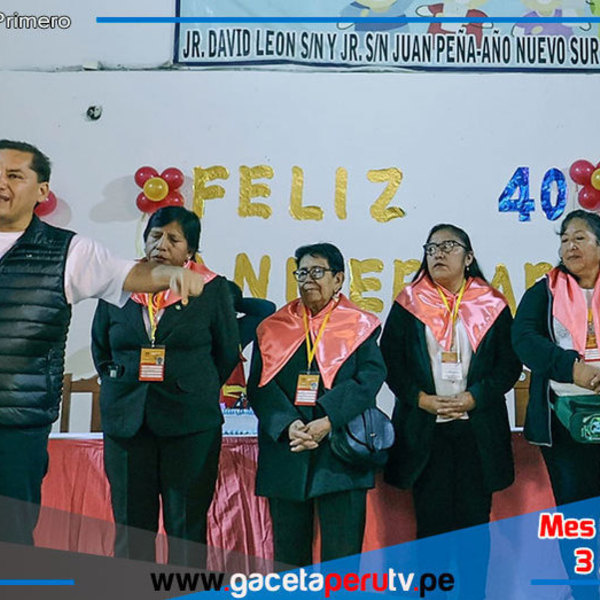 Entrega de credenciales a comités del programa Vaso de Leche por el alcalde de Comas