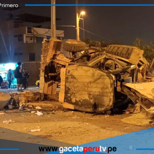 Retroexcavadora fuera de control causa destrozos en Lurigancho-Chosica