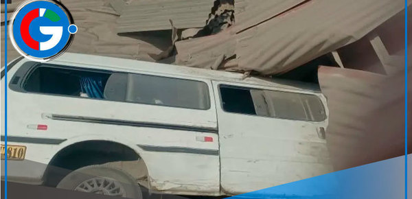 Combi cae sobre vivienda en Lomas de Zapallal