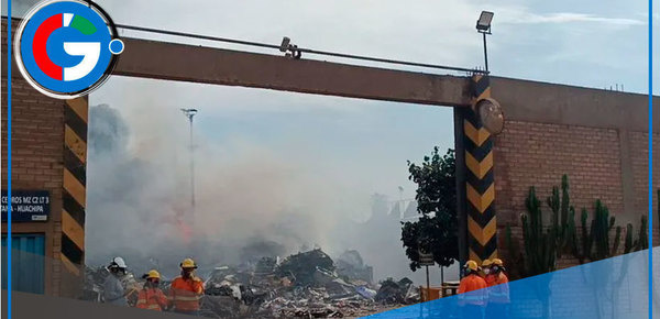 Bomberos combaten incendio masivo en chatarra de Huachipa