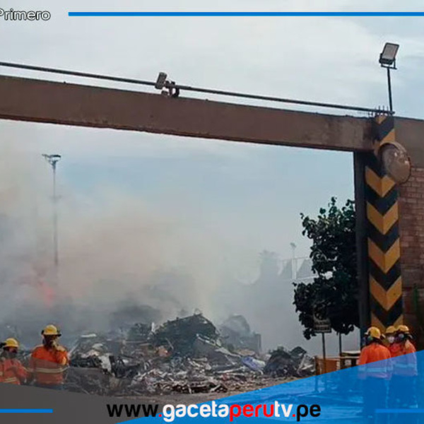 Bomberos combaten incendio masivo en chatarra de Huachipa
