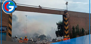 Bomberos combaten incendio masivo en chatarra de Huachipa