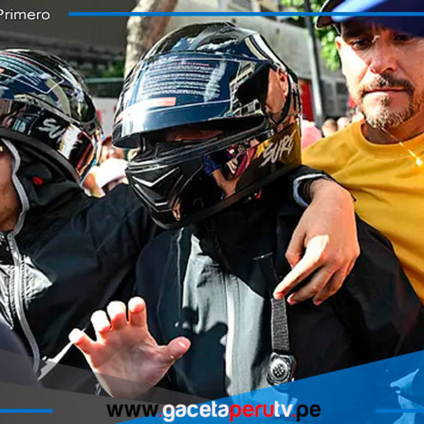 María Corina Machado, en el centro con casco, abandona la manifestación en caracas, momentos antes de ser detenida.