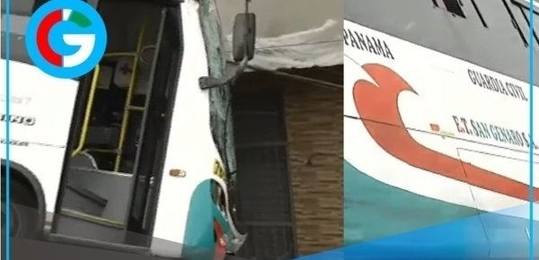 Cúster se despista en Chorrillos y choca contra muro