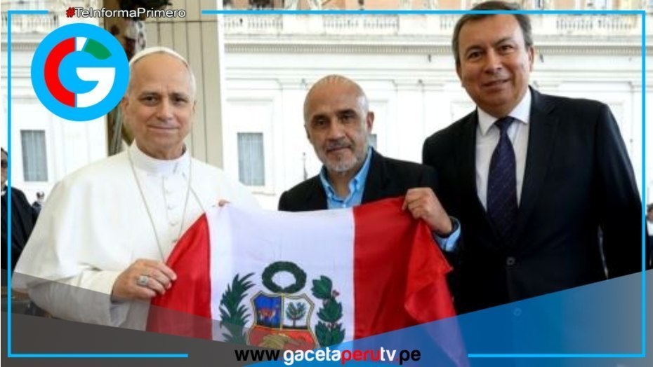Cajamarquino entrega fotolibro al Papa León XIV