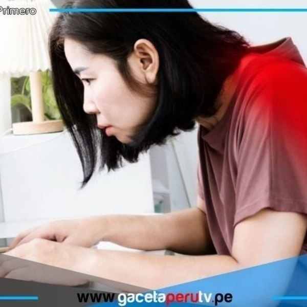 Malas posturas por dispositivos elevan casos de “joroba tecnológica” entre jóvenes