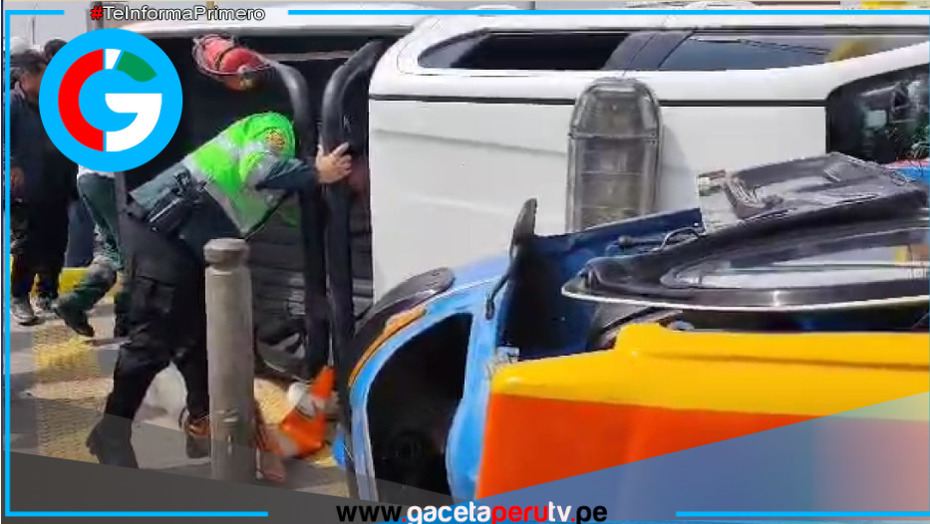 Camioneta policial y mototaxi protagonizan aparatoso accidente en la avenida Universitaria