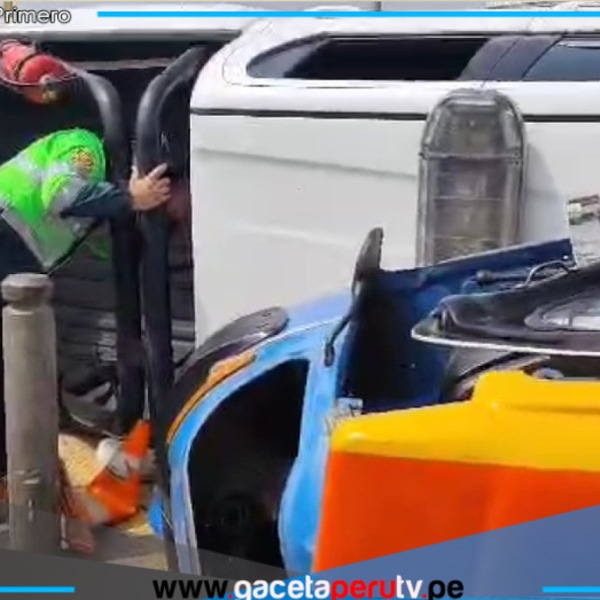 Camioneta policial y mototaxi protagonizan aparatoso accidente en la avenida Universitaria