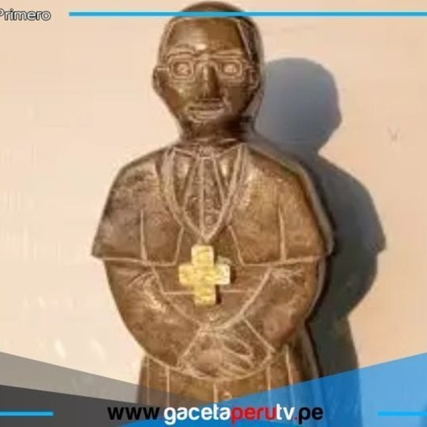 Artesano lambayecano talla miniescultura del Papa León XIV en piedra